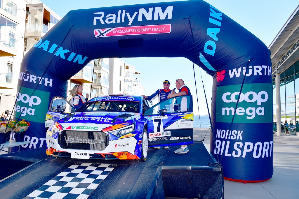 Simon Vallentin og Line lykke Jensen rullede op på målrampen med en generel andenplads i Rally Larvik.
(Foto: Morten Dam - autoMOTIV/specialpress)